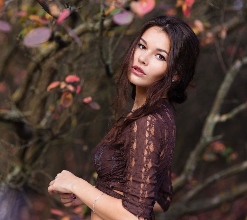 Обои природа, девушка, ветки, взгляд, осень, позирует, nature, girl, branches, look, autumn, posing разрешение 4686x3517 Загрузить