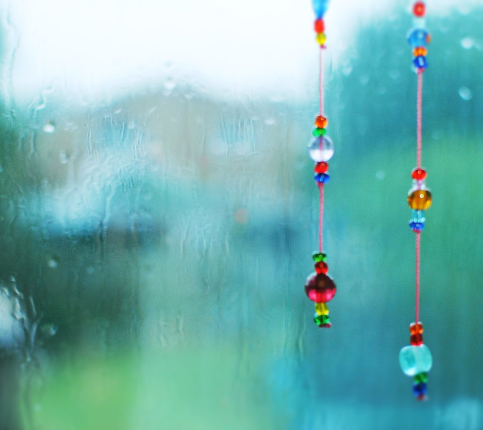 Обои капли, дождь, стекло, нитки, капли дождя, бусинки, бисер, drops, rain, glass, thread, raindrops, beads разрешение 2560x1600 Загрузить