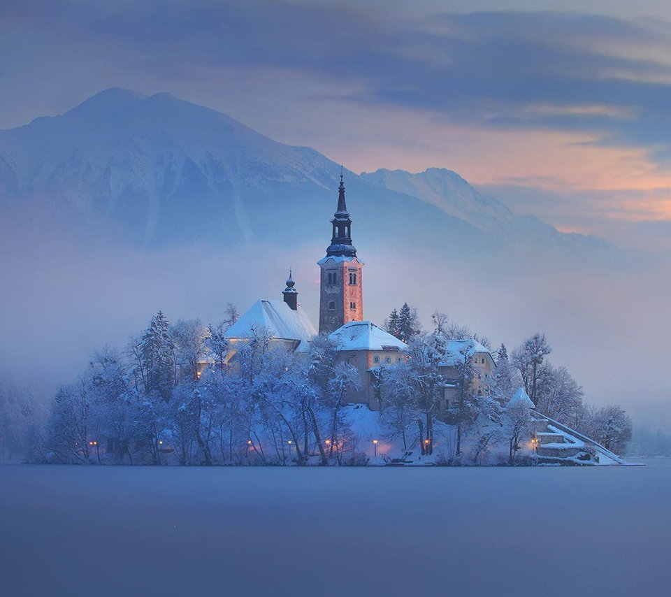 Обои озеро, горы, снег, зима, туман, словения, бледское озеро, lake, mountains, snow, winter, fog, slovenia, lake bled разрешение 1920x1080 Загрузить