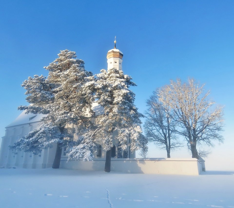 Обои небо, деревья, снег, храм, зима, туман, церковь, the sky, trees, snow, temple, winter, fog, church разрешение 2560x1600 Загрузить