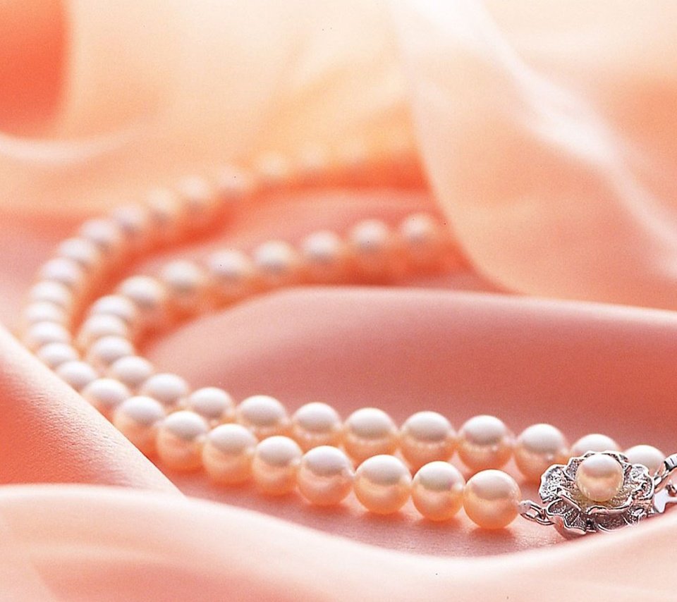 Обои украшения, ткань, драгоценности, ожерелье, жемчуг, жемчужное ожерелье., decoration, fabric, jewelry, necklace, pearl, pearl necklace. разрешение 1920x1200 Загрузить