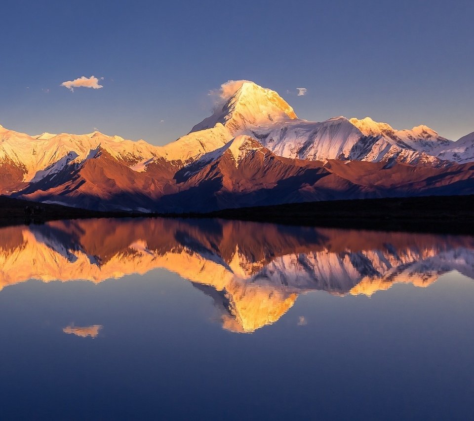 Обои небо, вода, озеро, горы, отражения, гималаи, the sky, water, lake, mountains, reflection, the himalayas разрешение 2000x1125 Загрузить