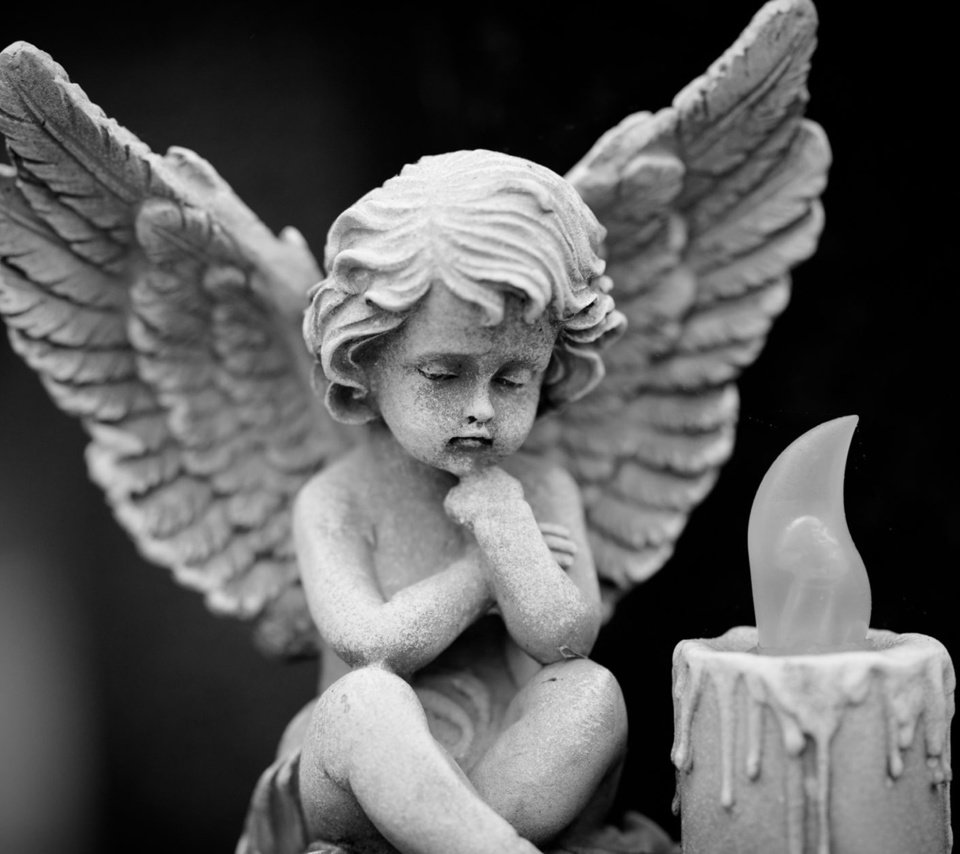 Обои чёрно-белое, крылья, ангел, статуя, свеча, ангелочек, black and white, wings, angel, statue, candle разрешение 1920x1200 Загрузить