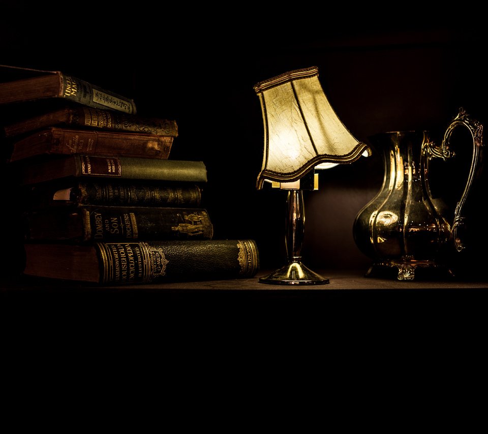 Обои свет, лампа, книги, черный фон, кувшин, light, lamp, books, black background, pitcher разрешение 5429x4016 Загрузить