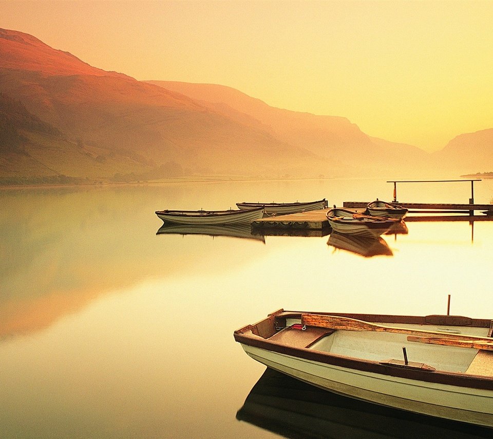 Обои вечер, горы, закат, отражение, лодки, горное озеро, the evening, mountains, sunset, reflection, boats, mountain lake разрешение 1920x1200 Загрузить