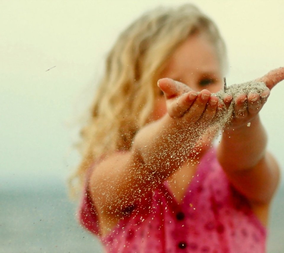 Обои настроение, песок, дети, девочка, ребенок, руки, mood, sand, children, girl, child, hands разрешение 2880x1800 Загрузить