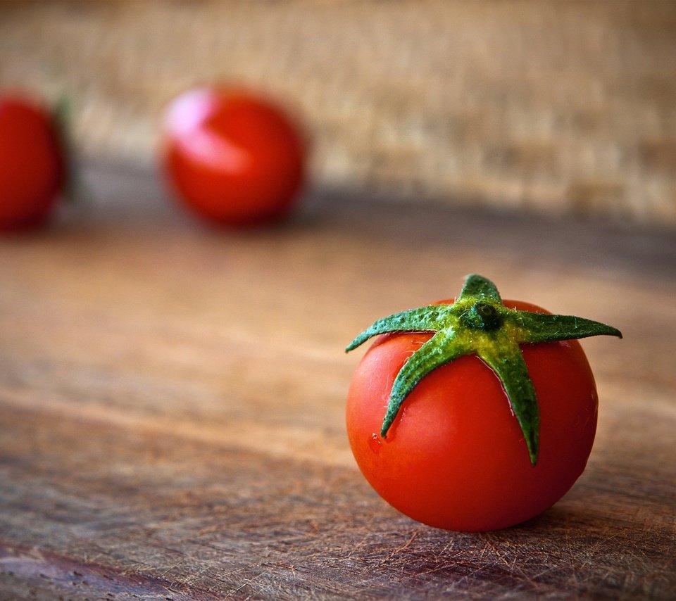 Обои овощи, помидоры, томаты, деревянная поверхность, vegetables, tomatoes, wooden surface разрешение 3000x1930 Загрузить