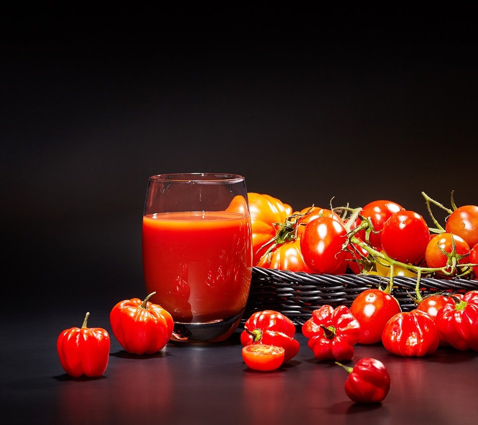 Обои черный фон, овощи, стакан, корзинка, помидоры, перец, сок, black background, vegetables, glass, basket, tomatoes, pepper, juice разрешение 5616x3744 Загрузить