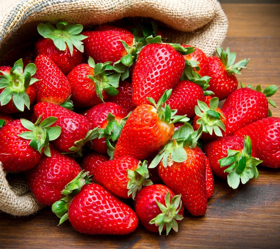 Обои клубника, ягоды, мешковина, деревянная поверхность, strawberry, berries, burlap, wooden surface разрешение 4794x3456 Загрузить