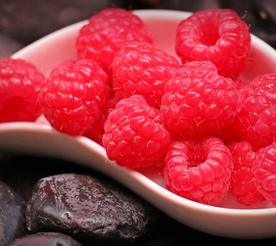 Обои малина, ягода, красная, спелая, raspberry, berry, red, ripe разрешение 4843x2900 Загрузить