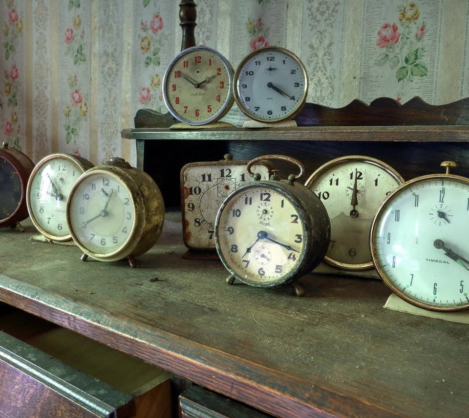Обои винтаж, стол, часы, время, будильник, старинные часы, vintage, table, watch, time, alarm clock разрешение 2048x1365 Загрузить