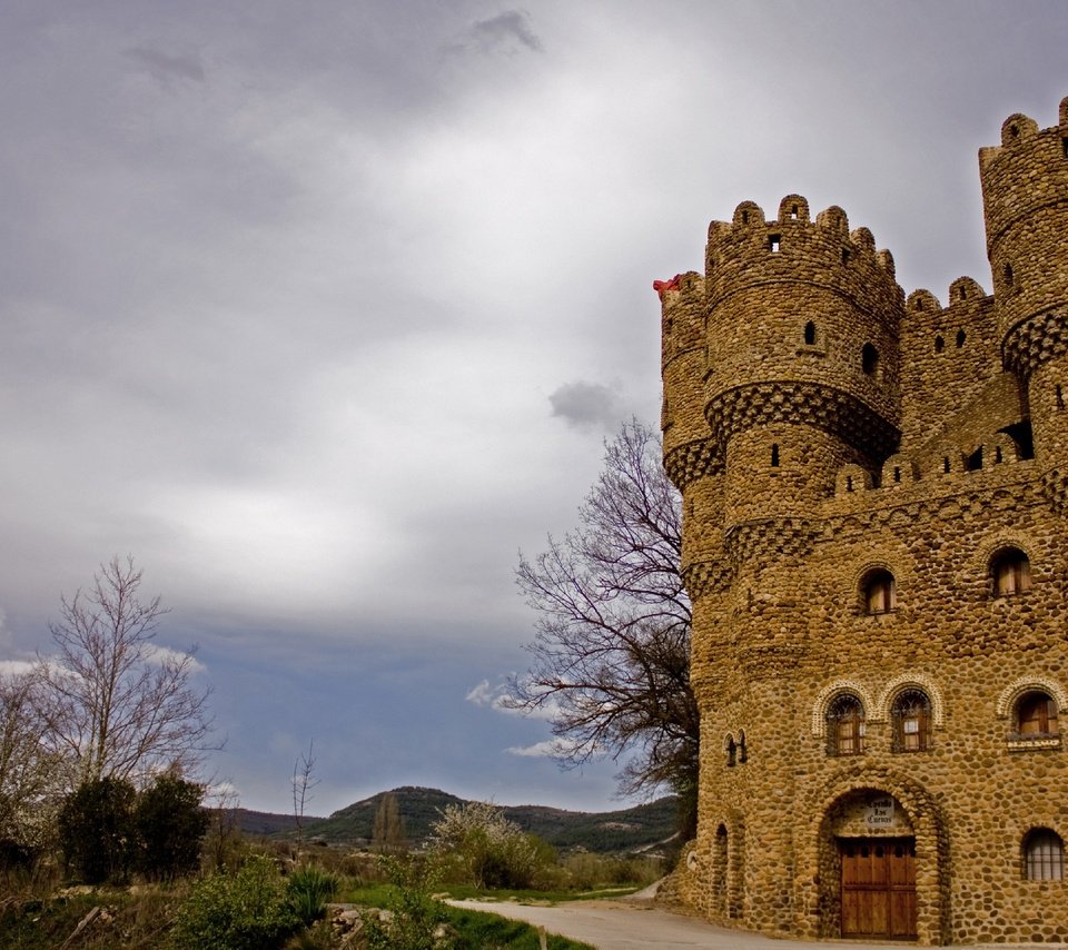 Обои дорога, облака, деревья, замок, испания, castillo las cuevas, castillo de las cuevas, замок пещеры, road, clouds, trees, castle, spain разрешение 2917x1920 Загрузить