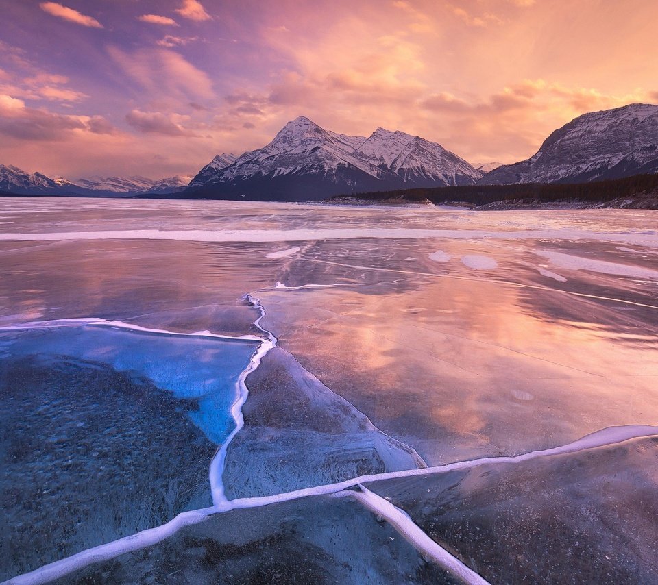 Обои небо, канада, облака, альберта, озеро, abraham lake, горы, природа, закат, зима, лёд, the sky, canada, clouds, albert, lake, mountains, nature, sunset, winter, ice разрешение 3840x2160 Загрузить