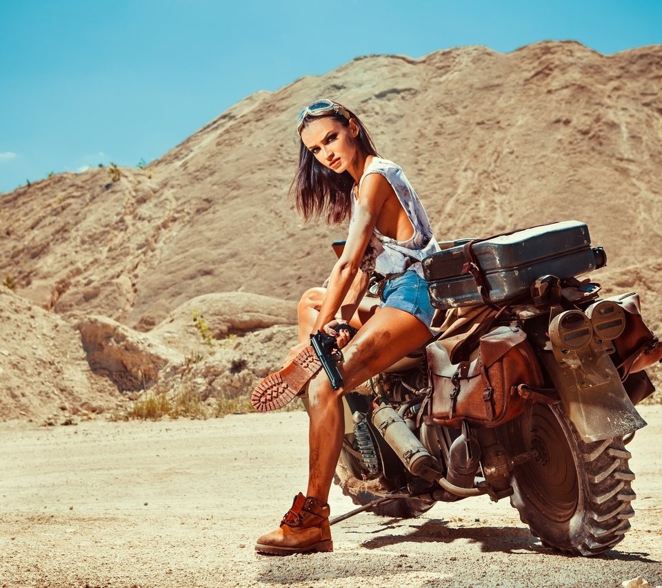 Обои девушка, оружие, песок, брюнетка, пистолет, модель, ноги, мотоцикл, girl, weapons, sand, brunette, gun, model, feet, motorcycle разрешение 2048x1365 Загрузить