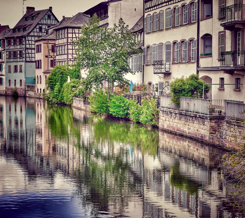 Обои река, город, европа, франция, страсбург, river, the city, europe, france, strasbourg разрешение 1920x1200 Загрузить