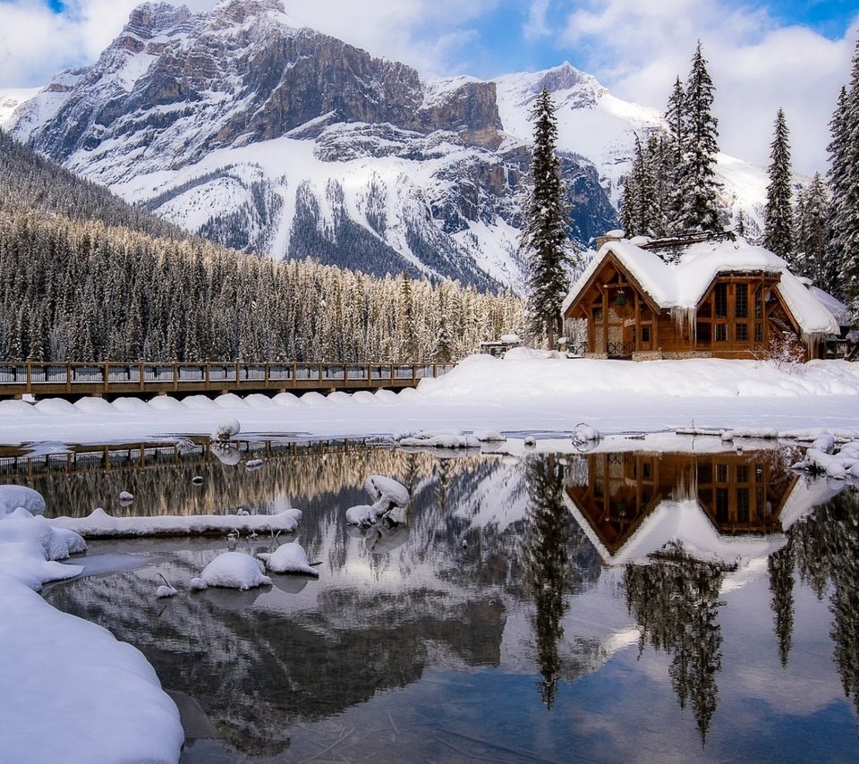 Обои озеро, горы, природа, лес, зима, отражение, мост, домик, lake, mountains, nature, forest, winter, reflection, bridge, house разрешение 1920x1200 Загрузить