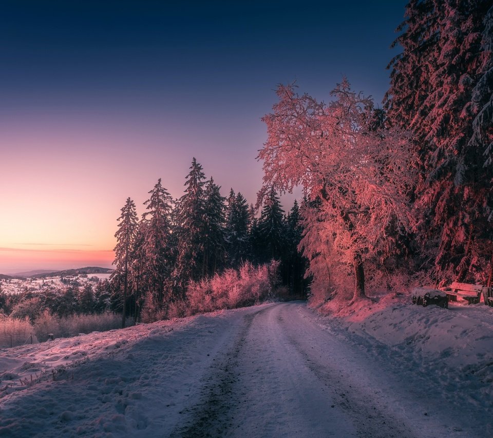 Обои дорога, деревья, вечер, природа, закат, зима, road, trees, the evening, nature, sunset, winter разрешение 2880x1800 Загрузить