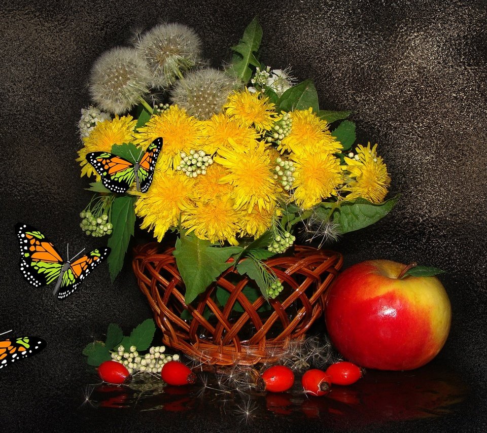 Обои цветы, корзинка, насекомое, натюрморт, бабочка, крылья, черный фон, ягоды, яблоко, одуванчики, flowers, basket, insect, still life, butterfly, wings, black background, berries, apple, dandelions разрешение 1920x1080 Загрузить
