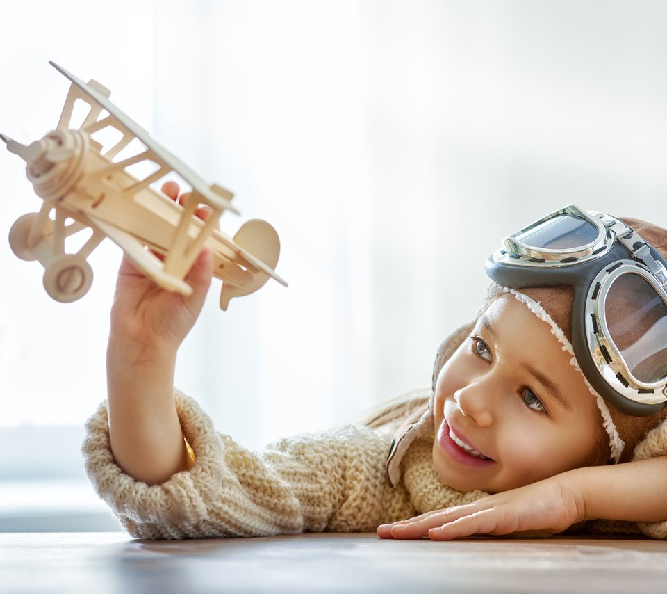 Обои самолет, улыбка, шлем, очки, дети, игрушка, мальчик, the plane, smile, helmet, glasses, children, toy, boy разрешение 6500x4538 Загрузить