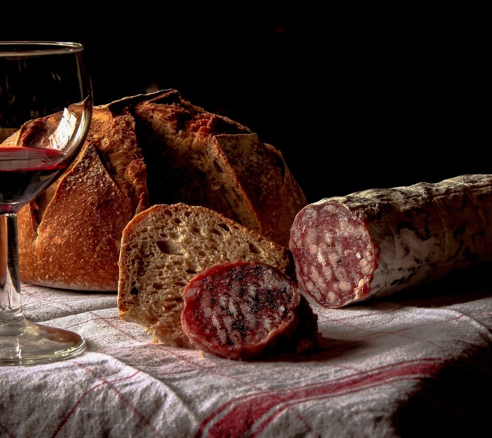 Обои бокал, хлеб, вино, колбаса, натюрморт, скатерть, красное вино, glass, bread, wine, sausage, still life, tablecloth, red wine разрешение 2560x1600 Загрузить