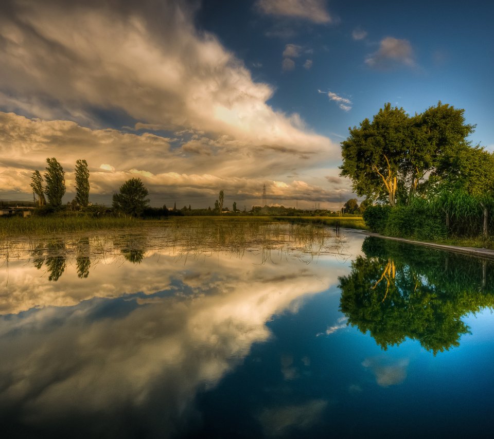 Обои небо, трава, облака, деревья, вода, река, отражение, the sky, grass, clouds, trees, water, river, reflection разрешение 2048x1363 Загрузить