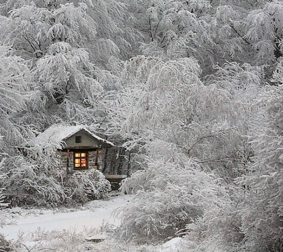 Старый домик в снегу