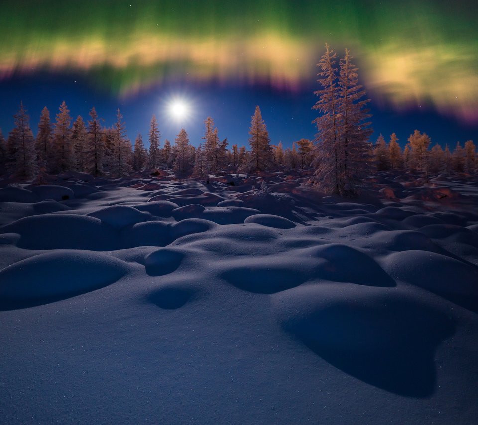 Обои вечер, снег, природа, зима, луна, северное сияние, the evening, snow, nature, winter, the moon, northern lights разрешение 2893x2000 Загрузить