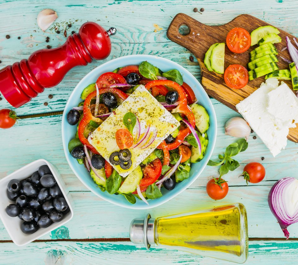 Обои овощи, оливки, специи, греческий салат, сыр фета, vegetables, olives, spices, greek salad, feta cheese разрешение 5514x3676 Загрузить