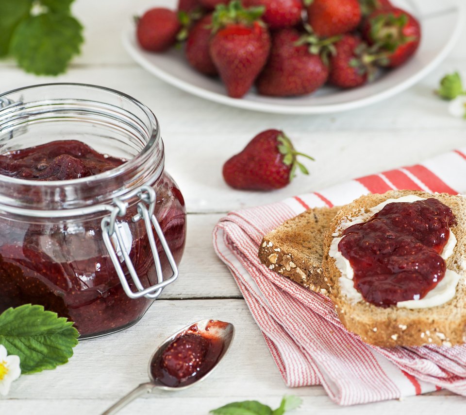 Обои клубника, бутерброд, джем, хлеб, ягоды, баночка, варенье, strawberry, sandwich, jam, bread, berries, jar разрешение 3840x2400 Загрузить