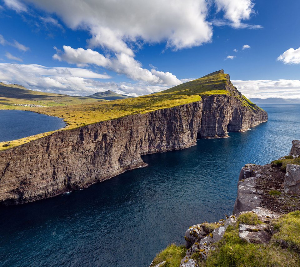озеро над океаном сорвагсватн на фарерских островах