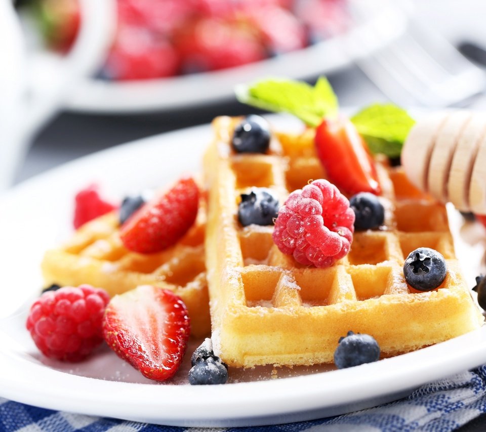 Обои малина, клубника, ягоды, черника, завтрак, вафли, raspberry, strawberry, berries, blueberries, breakfast, waffles разрешение 2880x1800 Загрузить