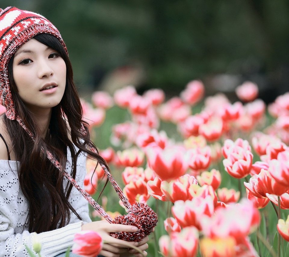 Обои цветы, природа, девушка, тюльпаны, шапка, азиатка, flowers, nature, girl, tulips, hat, asian разрешение 2560x1600 Загрузить