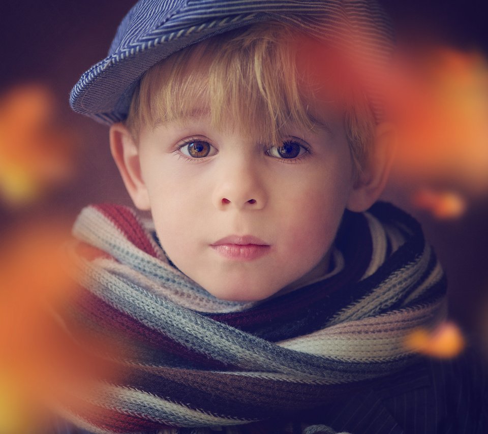 Обои взгляд, лицо, ребенок, мальчик, кепка, шарф, look, face, child, boy, cap, scarf разрешение 2048x1365 Загрузить