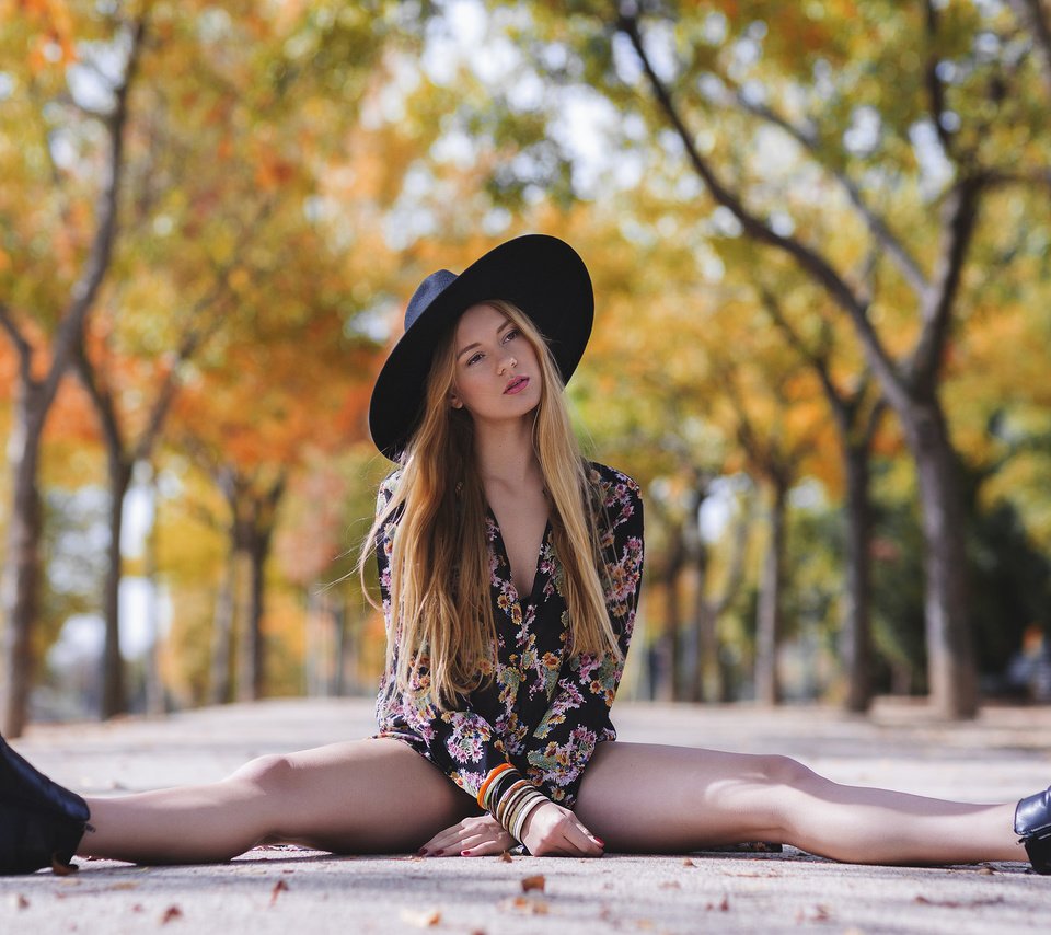 Обои девушка, платье, поза, осень, улица, ножки, шляпа, girl, dress, pose, autumn, street, legs, hat разрешение 2048x1365 Загрузить