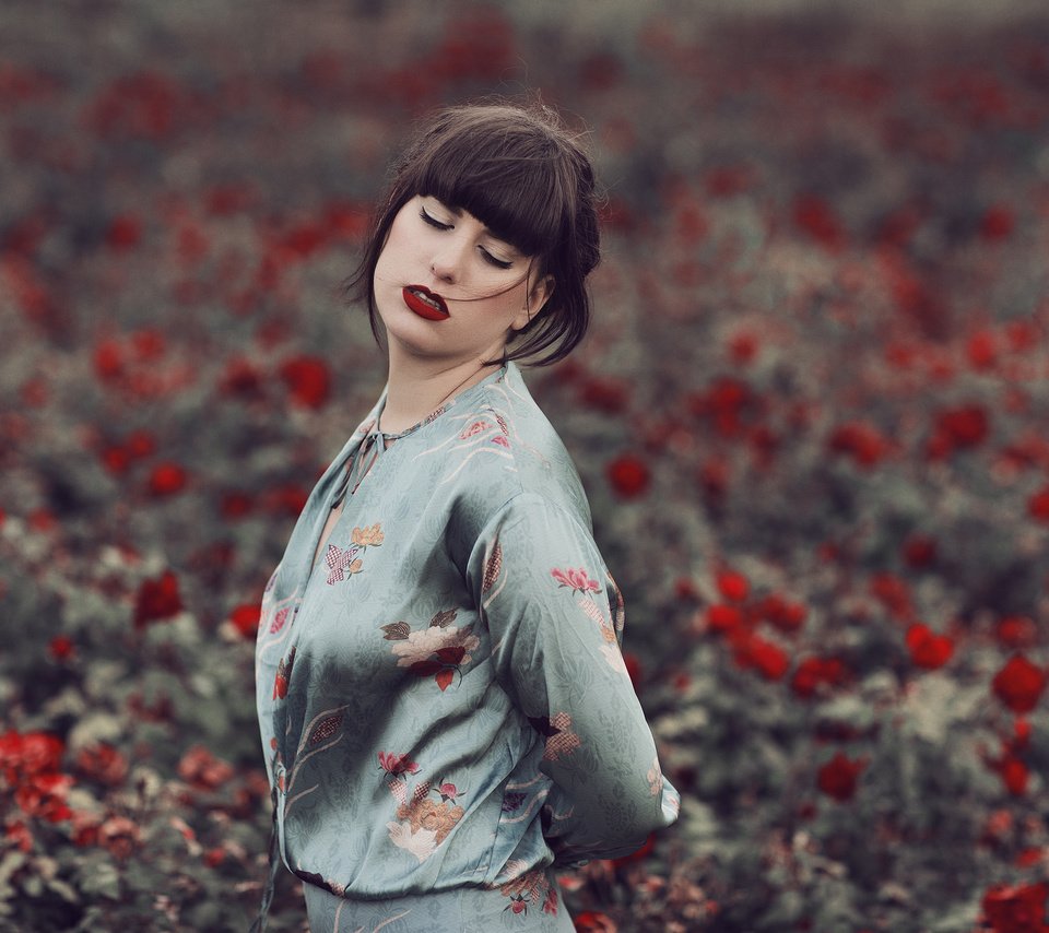 Обои цветы, девушка, волосы, губы, лицо, закрытые глаза, mara saiz, flowers, girl, hair, lips, face, closed eyes разрешение 2048x1365 Загрузить