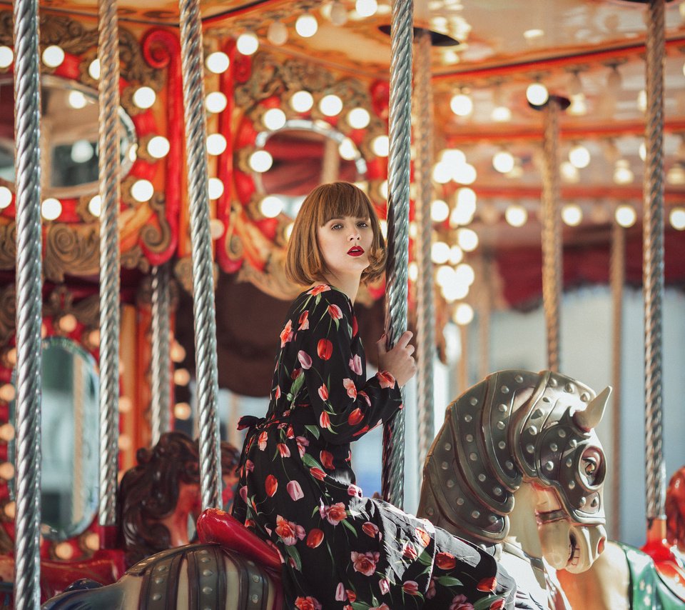 Обои модель, волосы, лицо, лошадка, взгляд., карусель, mara saiz, model, hair, face, horse, look., carousel разрешение 2048x1365 Загрузить