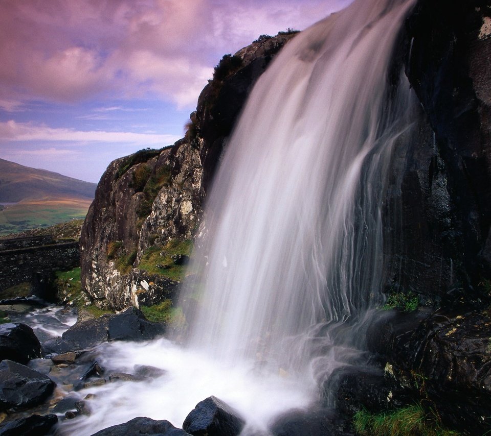 Обои небо, облака, природа, камни, пейзаж, скала, водопад, the sky, clouds, nature, stones, landscape, rock, waterfall разрешение 1920x1200 Загрузить