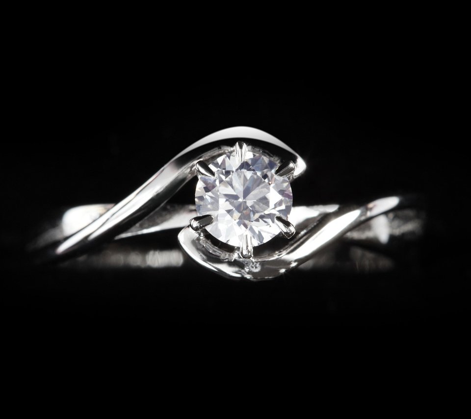 Обои кольцо, черный фон, бриллиант, ювелирные изделия, драгоценный камень, ring, black background, diamond, jewelry, gemstone разрешение 2048x1080 Загрузить