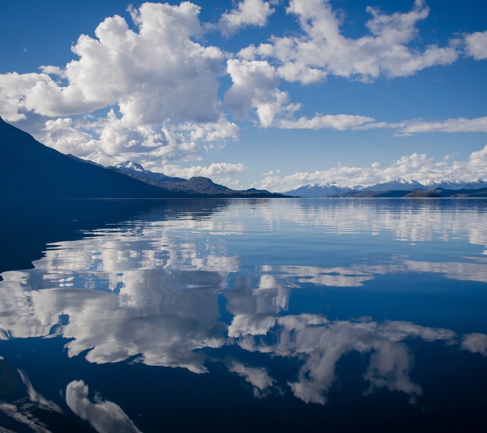 Обои небо, облака, озеро, горы, отражение, горизонт, the sky, clouds, lake, mountains, reflection, horizon разрешение 2746x1819 Загрузить