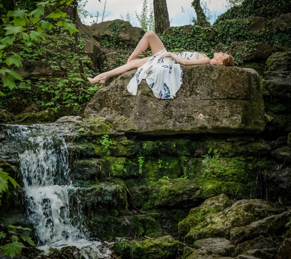 Обои природа, камни, девушка, настроение, поза, водопад, модель, ele gance, nature, stones, girl, mood, pose, waterfall, model разрешение 2048x1356 Загрузить