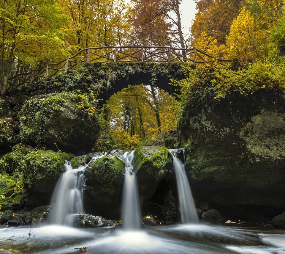 Обои деревья, река, мост, водопад, осень, мох, люксембург, trees, river, bridge, waterfall, autumn, moss, luxembourg разрешение 2048x1365 Загрузить