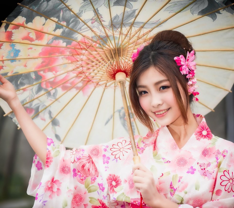 Обои улыбка, взгляд, волосы, зонтик, кимоно, японка, азиатка, smile, look, hair, umbrella, kimono, japanese, asian разрешение 5758x3570 Загрузить