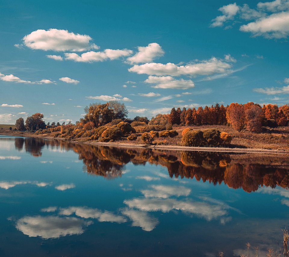 Обои небо, облака, озеро, природа, лес, отражение, пейзаж, осень, the sky, clouds, lake, nature, forest, reflection, landscape, autumn разрешение 1920x1200 Загрузить