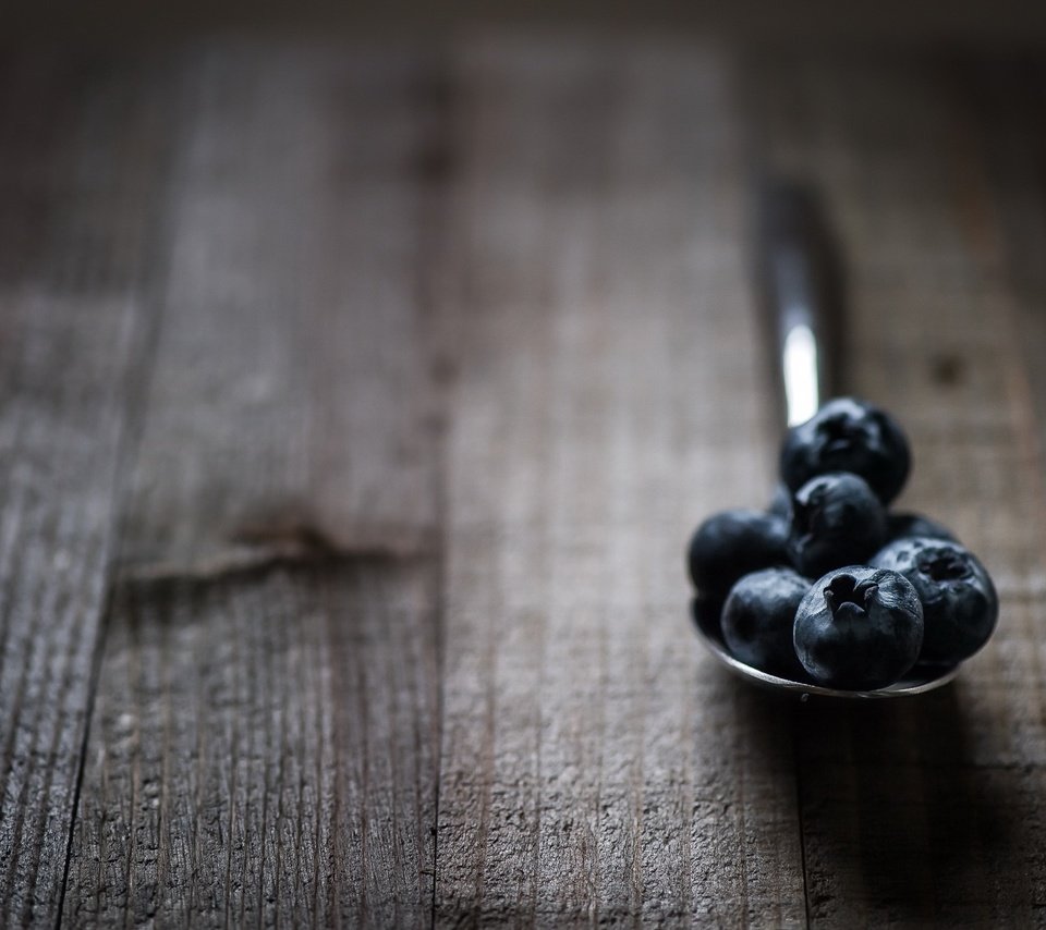 Обои макро, ягоды, черника, ложка, деревянная поверхность, macro, berries, blueberries, spoon, wooden surface разрешение 2048x1365 Загрузить