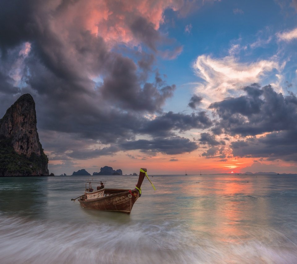 Обои облака, скалы, море, лодка, зарево, таиланд, краби, clouds, rocks, sea, boat, glow, thailand, krabi разрешение 2048x1160 Загрузить