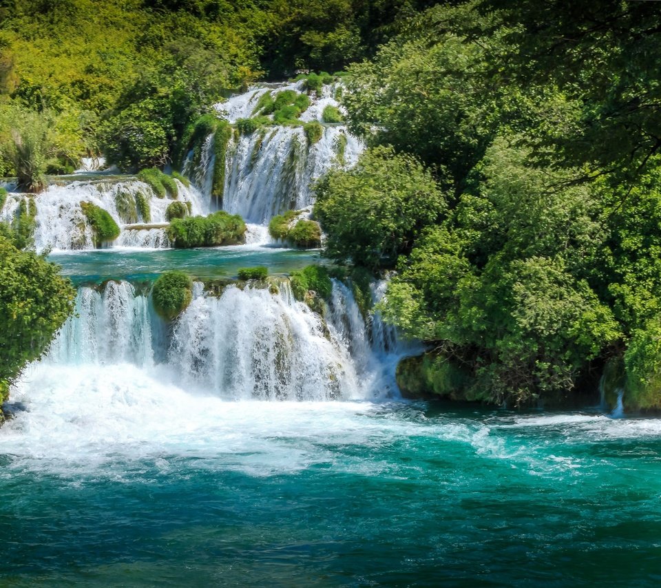 Обои деревья, вода, река, природа, лес, водопад, хорватия, trees, water, river, nature, forest, waterfall, croatia разрешение 2048x1272 Загрузить