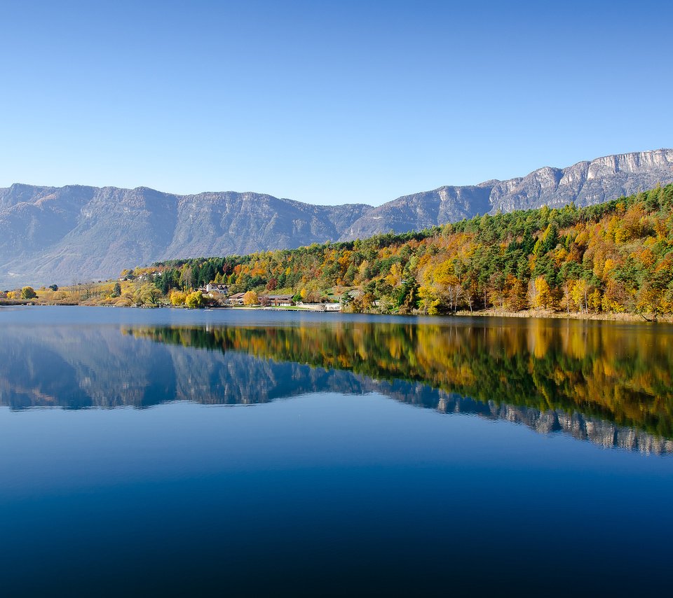 Обои небо, деревья, озеро, горы, лес, отражение, the sky, trees, lake, mountains, forest, reflection разрешение 3840x2400 Загрузить