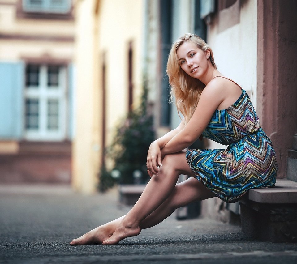 Обои девушка, платье, блондинка, улица, ноги, сидя, босиком, kerstin, girl, dress, blonde, street, feet, sitting, barefoot разрешение 1920x1280 Загрузить