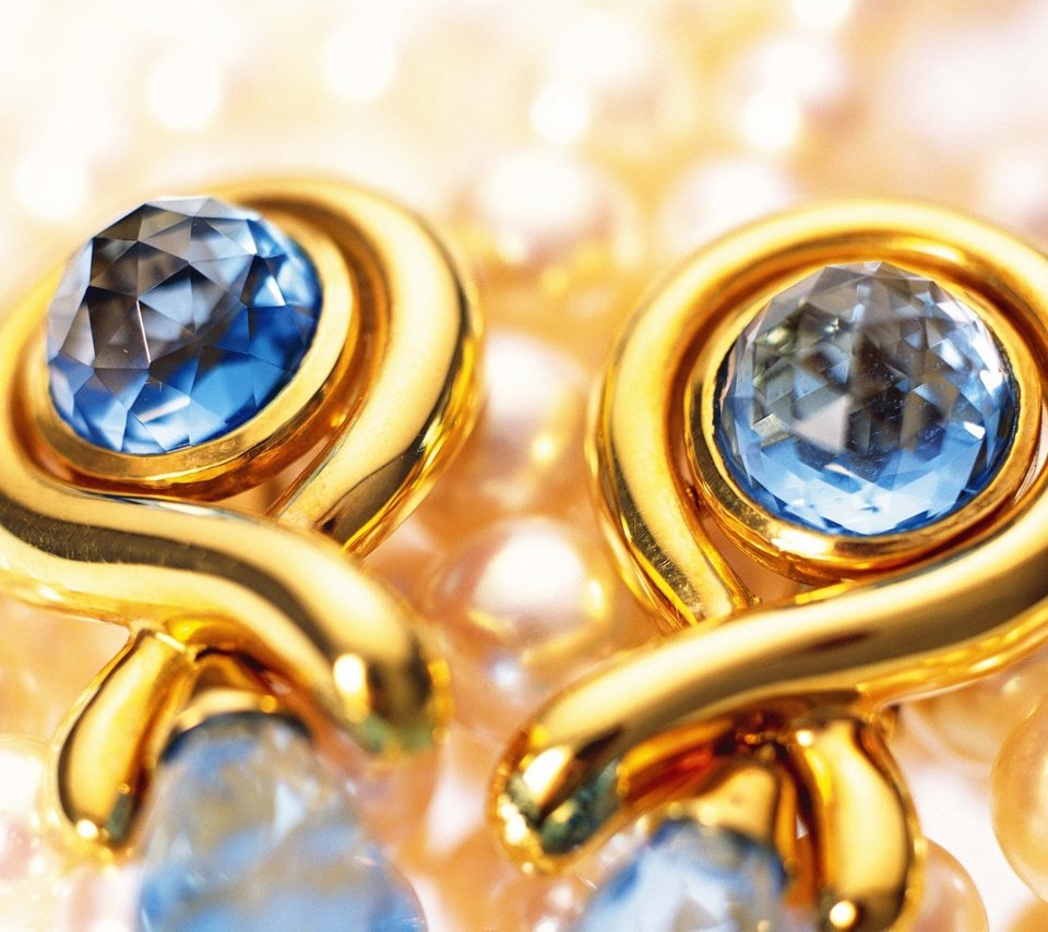 Обои золото, украшение, сёрьги, жемчуг, сережки, ювелирные изделия, сапфир, gold, decoration, earrings, pearl, jewelry, sapphire разрешение 1920x1080 Загрузить