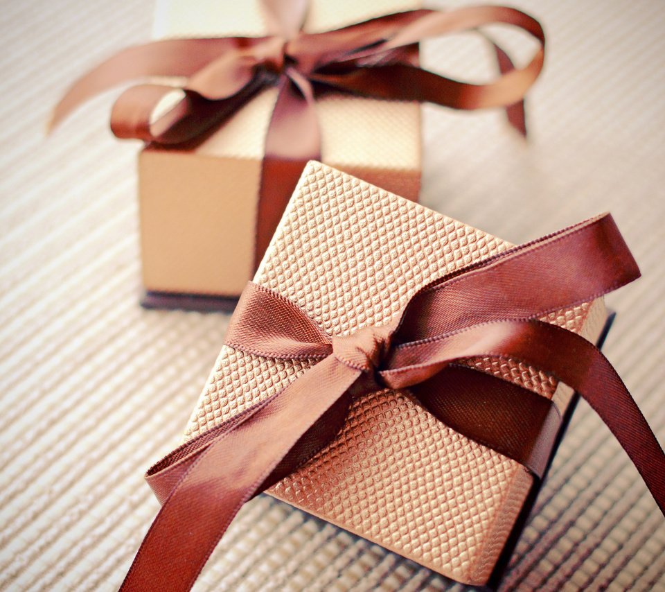 Обои подарки, подарок, праздник, ленты, коробки, gifts, gift, holiday, tape, box разрешение 2000x2000 Загрузить